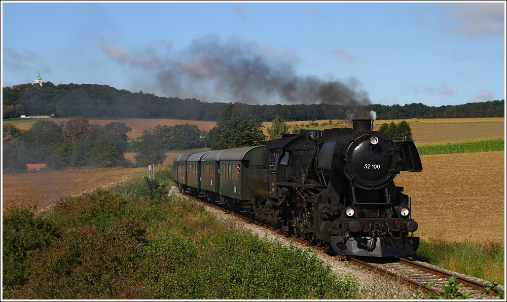 Dampflok 52.100 f�hrt mit dem Erlebniszug 7390  Leiser Berge  von Korneuburg nach Ernstbrunn. 
Karnabrunn  28.8.2011