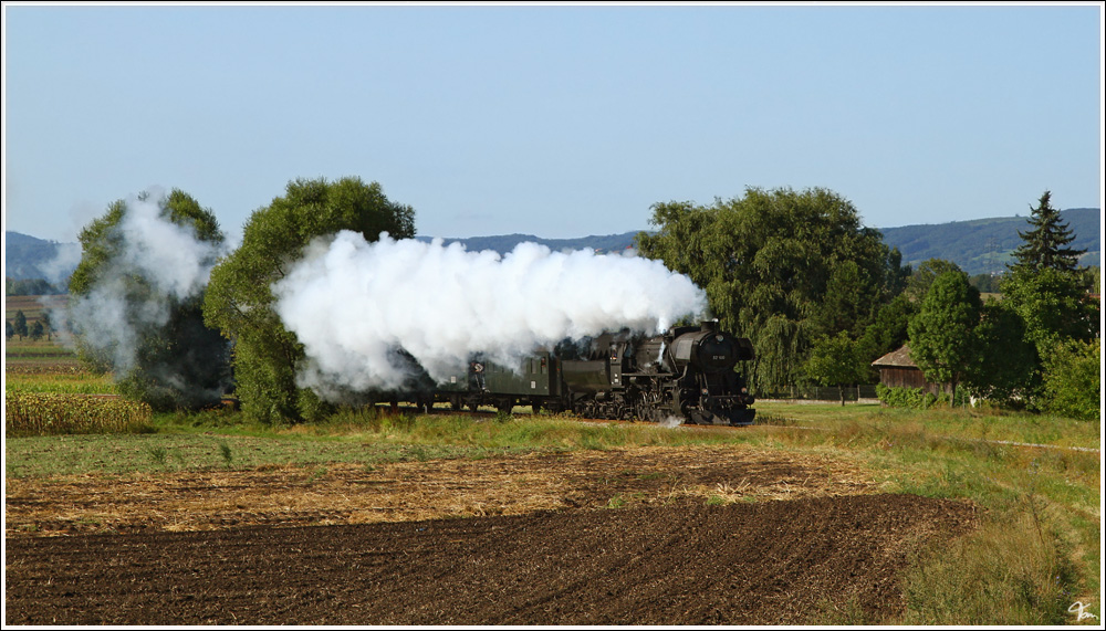 Dampflok 52.100 fhrt mit dem Erlebniszug 7390  Leiser Berge  von Korneuburg nach Ernstbrunn. 
Harmannsdorf  28.8.2011