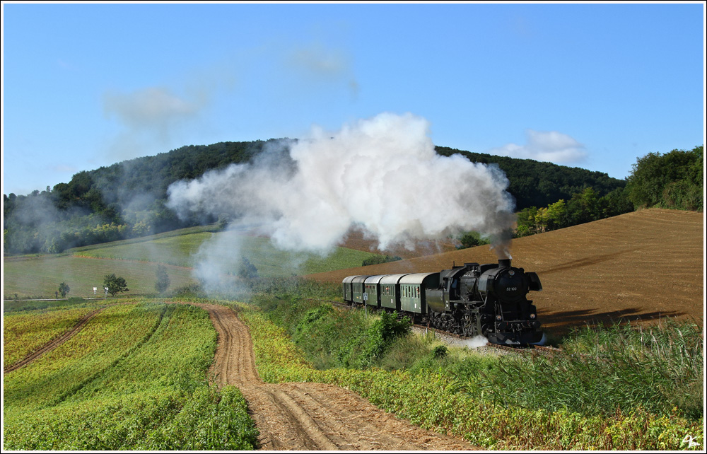 Dampflok 52.100 fhrt mit dem Erlebniszug 7390  Leiser Berge  von Korneuburg nach Ernstbrunn. 
Wetzleinsdorf  28.8.2011