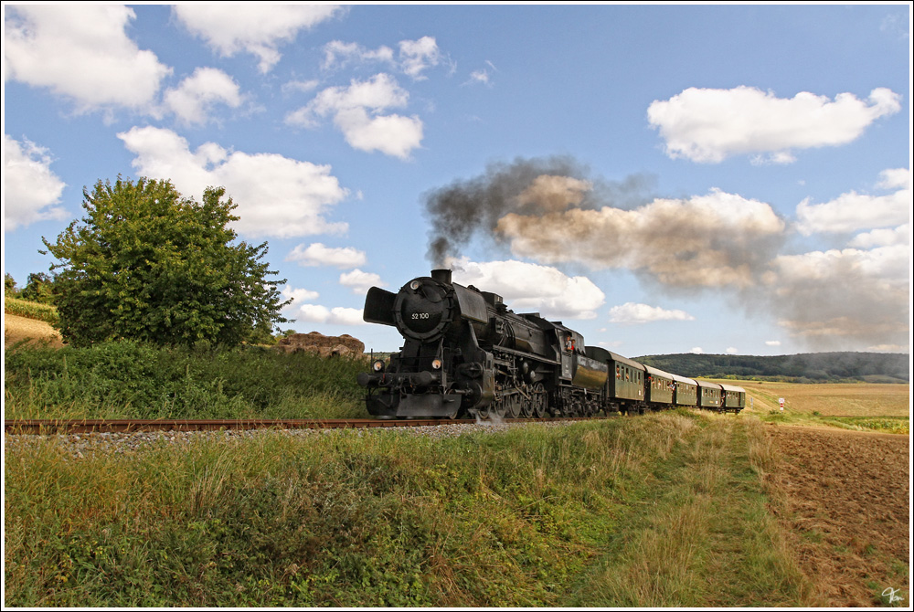 Dampflok 52.100 fhrt mit dem Erlebniszug  Leiser Berge  von Korneuburg nach Ernstbrunn. 
Mollmannsdorf 28.8.2011