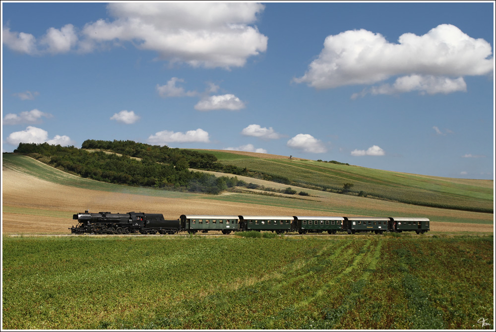 Dampflok 52.100 fhrt mit dem Erlebniszug  Leiser Berge  von Korneuburg nach Ernstbrunn. 
Naglern 28.8.2011
