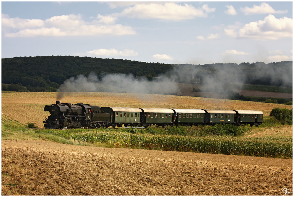 Dampflok 52.100 fhrt mit dem Erlebniszug  Leiser Berge  von Korneuburg nach Ernstbrunn. 
Mollmannsdorf 28.8.2011