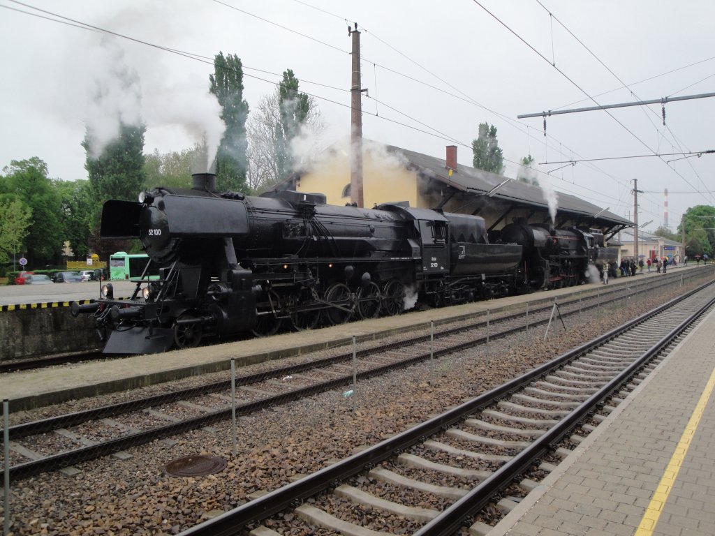 Dampflok 52.100+52.4984 stehen in Korneuburg bereit um ihren heutigen Dienst nach Ernstbrunn anzutreten; 2.5.10