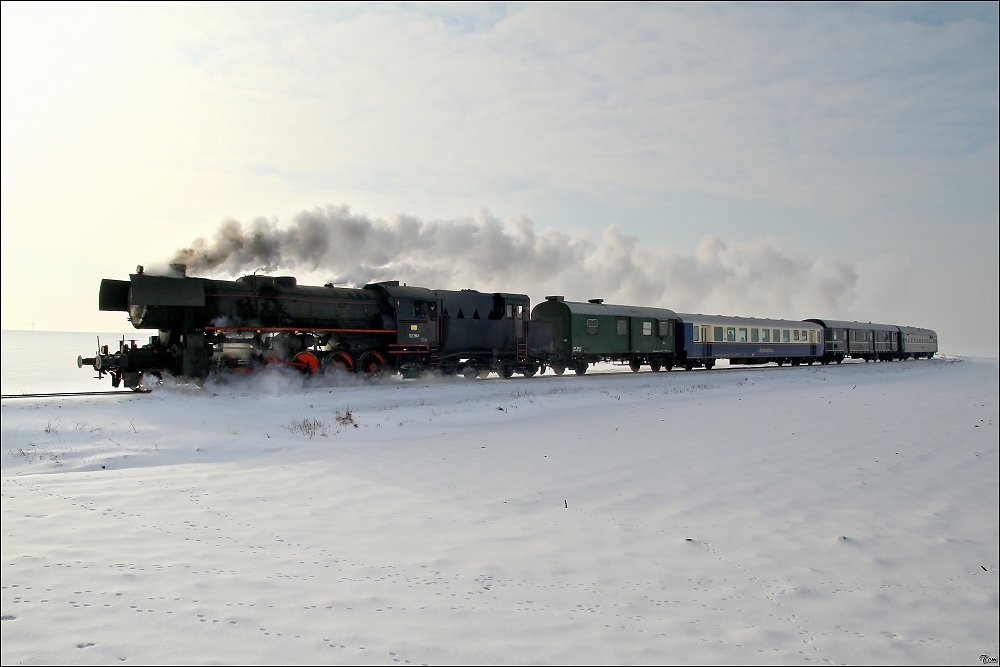 Dampflok 52.7612 fhrt mit Sdz R 16102 von Wien-Heiligenstadt nach Ernstbrunn. 
Naglern 23.1.2010
