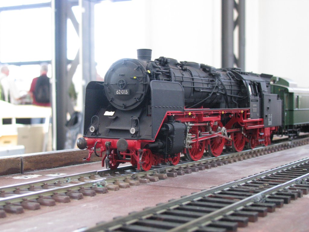 Dampflok 62 015 der DR mit Personenwagen, gesehen anllich der Tagung der ARGE Spur 0 in Wismar 03.06.2011
