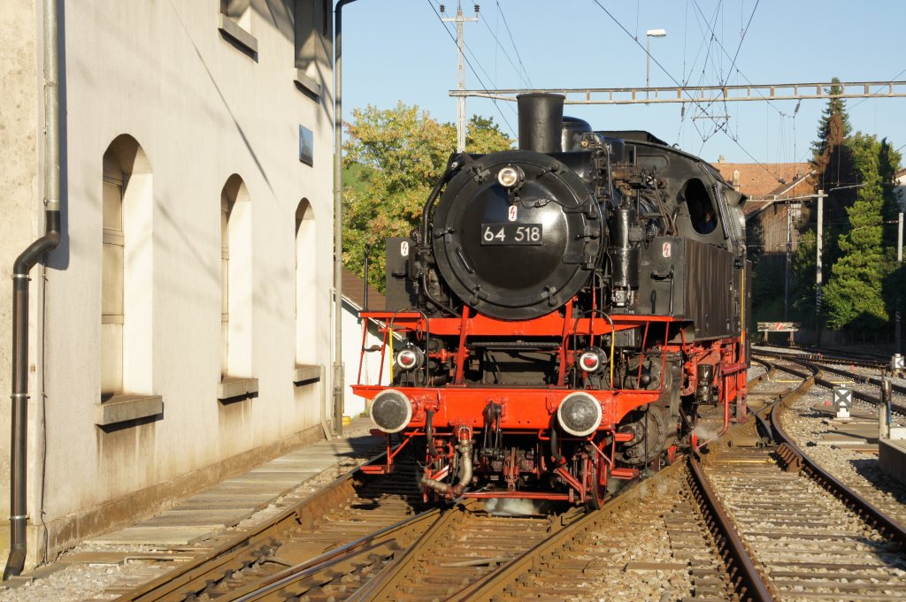 Dampflok 64 518 der Dampflokfreunde Huttwil,rangiert am 11.09.2010 in Huttwil auf das Abstellgleis.
