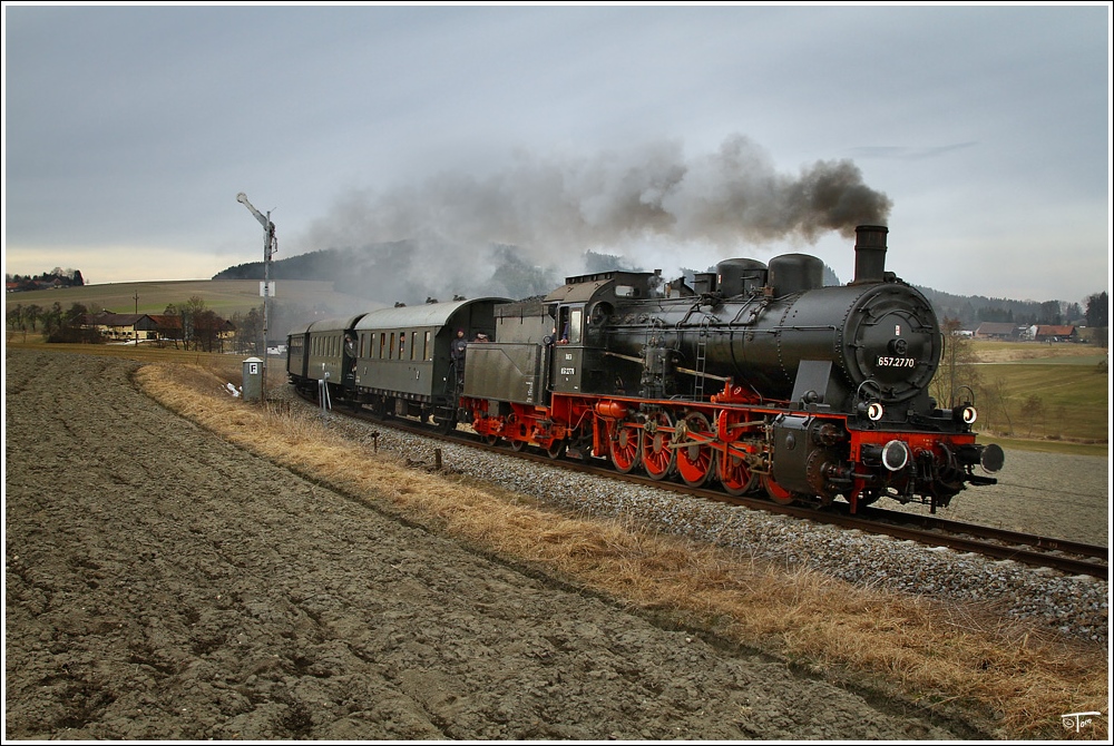Dampflok 657 2770 fhrt mit R 14312 von Braunau nach Attnang Puchheim. Dampflok Spektakel Hausruck 2011. 
Feichtet 13.3.2011

