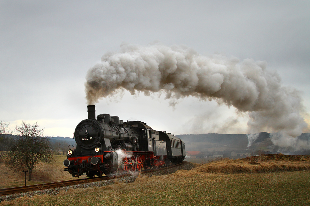 Dampflok 657 2770 fhrt mit R 14312 von Braunau nach Attnang Puchheim. Dampflok Spektakel Hausruck 2011. 
Felling 13.3.2011 

