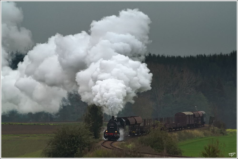 Dampflok 657.2770 fhrt mit GmP 91156 (Fotozug) von Ried im Innkreis nach Attnang-Puchheim. 
Oberbrunn 21.10.2009 
