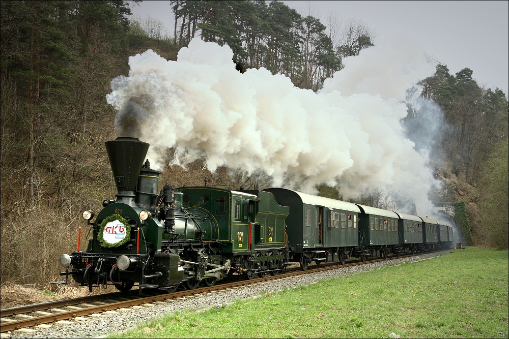 Dampflok 671 auf der Fahrt von Graz nach Kflach zur Jubilumsausstellung  Kohle,Dampf & Schiene - 150 Jahre GKB .
Kflach 10.04.2010