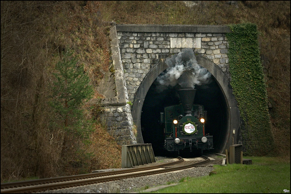 Dampflok 671 auf der Fahrt von Graz nach Kflach zur Jubilumsausstellung  Kohle,Dampf & Schiene - 150 Jahre GKB . 
Kflach 10.04.2010