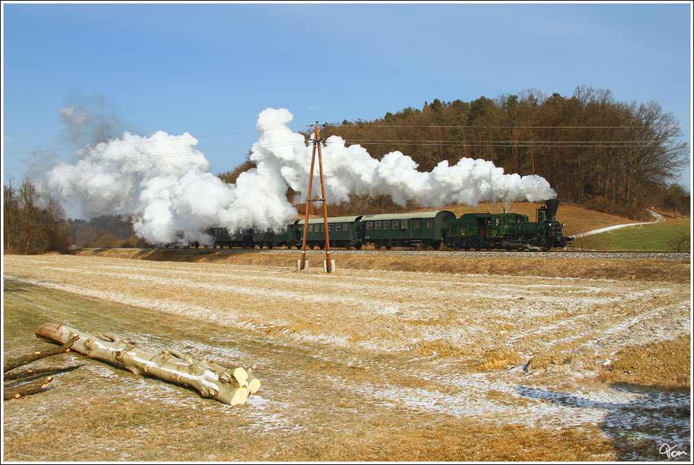 Dampflok 671 der Gkb fhrt mit dem SPZ 8519 von Graz Kflacherbahnhof nach Wies Eibiswald. 
Oisnitz 5.2.2012