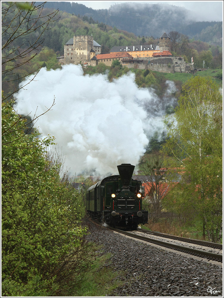 Dampflok 671 der GKB fhrt mit dem Sonderzug SPz 8520 von Lieboch nach Wies-Eibiswald. Deutschlandsberg 21.4.2012 

