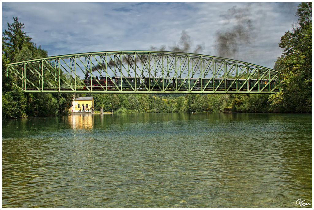 Dampflok 764.002(Resita) fhrt auf der Steyrtalbahn von Steyr nach Grnburg, hier bei der berquerung der Steyrbrcke nahe Grnburg. 
24.8.2012