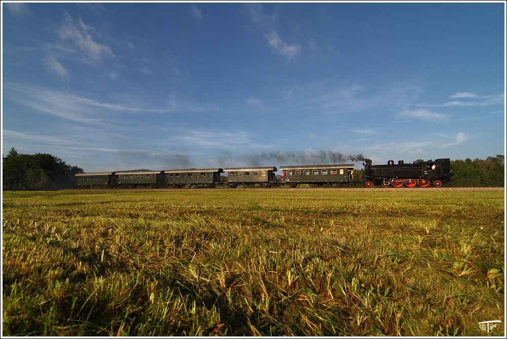 Dampflok 77.28 der GEG fhrt auf der Museumsbahn von Ampflwang nach Timelkam. 
Mitterschlag 3.10.2010