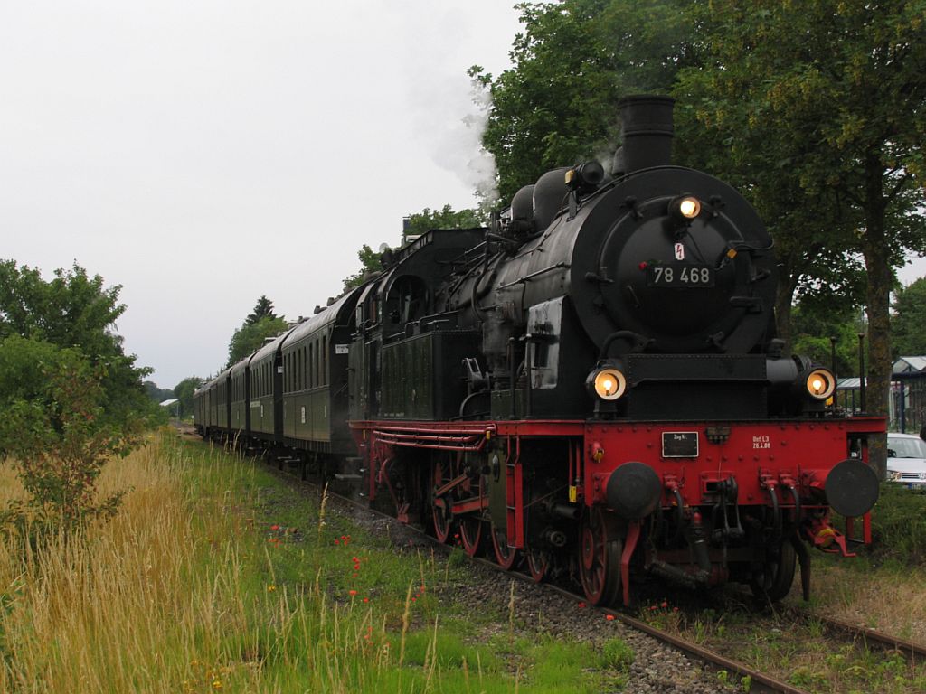 Dampflok 78 468 der ET (Eisenbahn-Tradition e. V., Lengerich) abfahrtsbereit mit einem Sonderfahrt Lengerich-Altenbeken auf Bahnhof Lengerich Hohne am 3-7-2011.