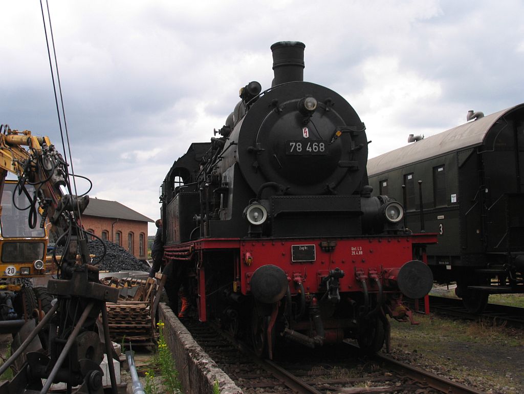 Dampflok 78 468 und Kf 6642 (ex-DB loc 323 268-3) der ET (Eisenbahn-Tradition e. V., Lengerich) in Lengerich am 2-7-2011.