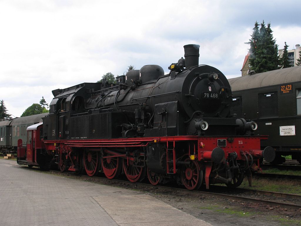 Dampflok 78 468 und Kf 6642 (ex-DB loc 323 268-3) der ET (Eisenbahn-Tradition e. V., Lengerich) in Lengerich am 2-7-2011.