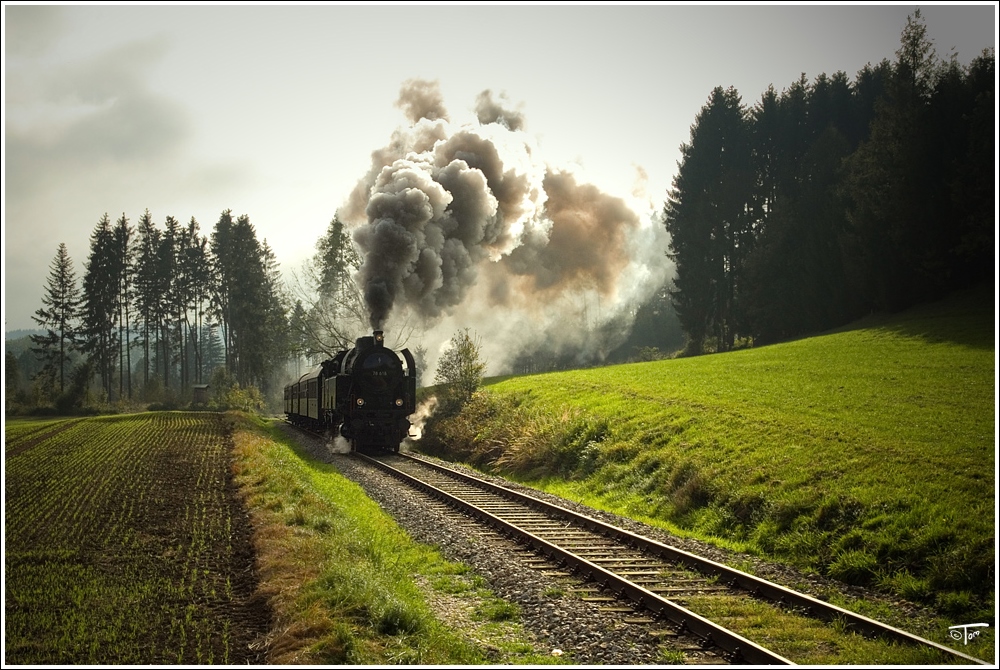 Dampflok 78.618 der GEG fhrt mit einem Fotogterzug von Ampflwang nach Timelkam.  
Gsteinedt 3.10.2010
