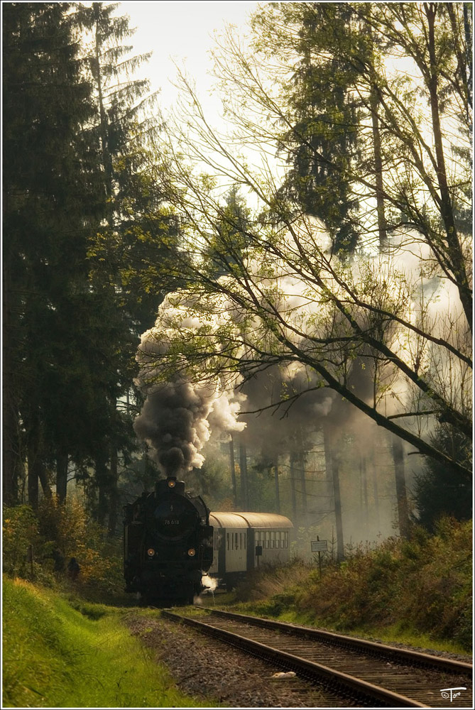 Dampflok 78.618 der �GEG f�hrt mit einem Sonderzug von Ampflwang nach Timelkam. 
Gsteinedt 3.10.2010 
