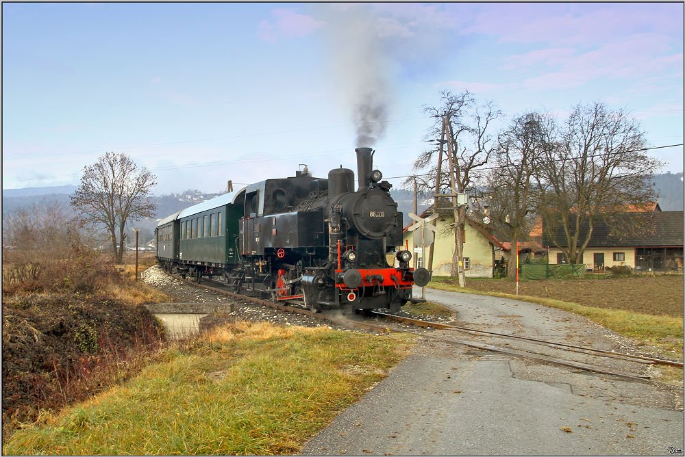 Dampflok 88.103 fhrt mit einem Nikolausdampfzug von Weizelsdorf nach Ferlach. 
Kappel an der Drau 28.11.2009