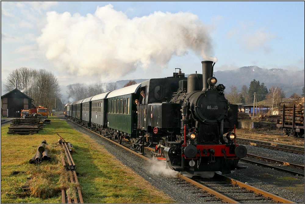 Dampflok 88.103 fhrt mit einem Nikolausdampfzug von Weizelsdorf nach Ferlach. 
Weizelsdorf 28.11.2009