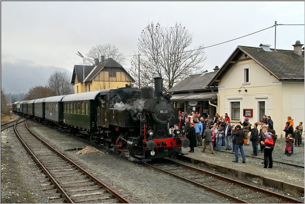 Dampflok 88.103 fhrt mit einem Nikolausdampfzug von Weizelsdorf nach Ferlach. 
Ferlach 28.11.2009
