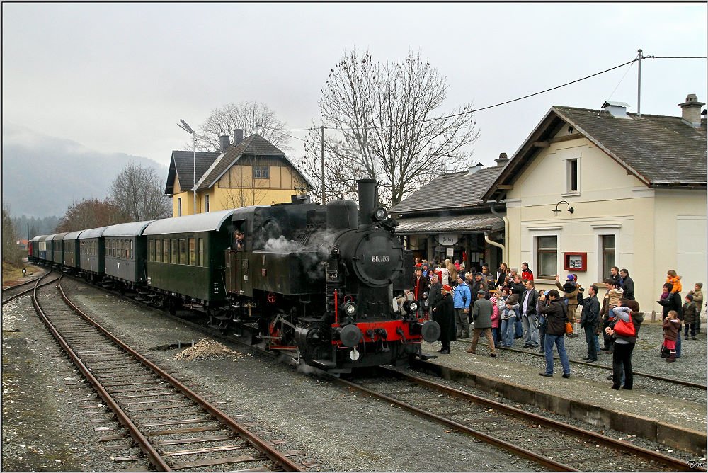 Dampflok 88.103 fhrt mit einem Nikolausdampfzug von Weizelsdorf nach Ferlach. 
Ferlach 28.11.2009
