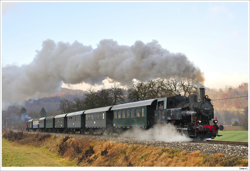Dampflok 88.103 mit einem Krampuszug von Weizelsdorf nach Ferlach. Nhe Laiplach, 28.11.2009.