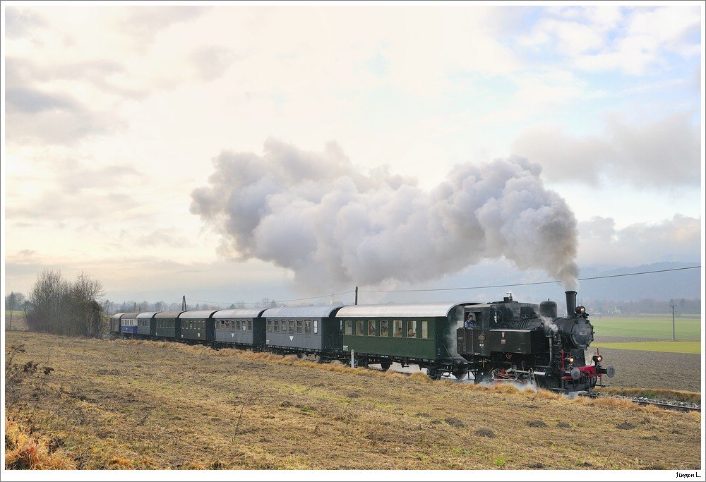 Dampflok 88.103 mit einem Krampuszug von Weizelsdorf nach Ferlach. Nhe Dornach, 28.11.2009.
