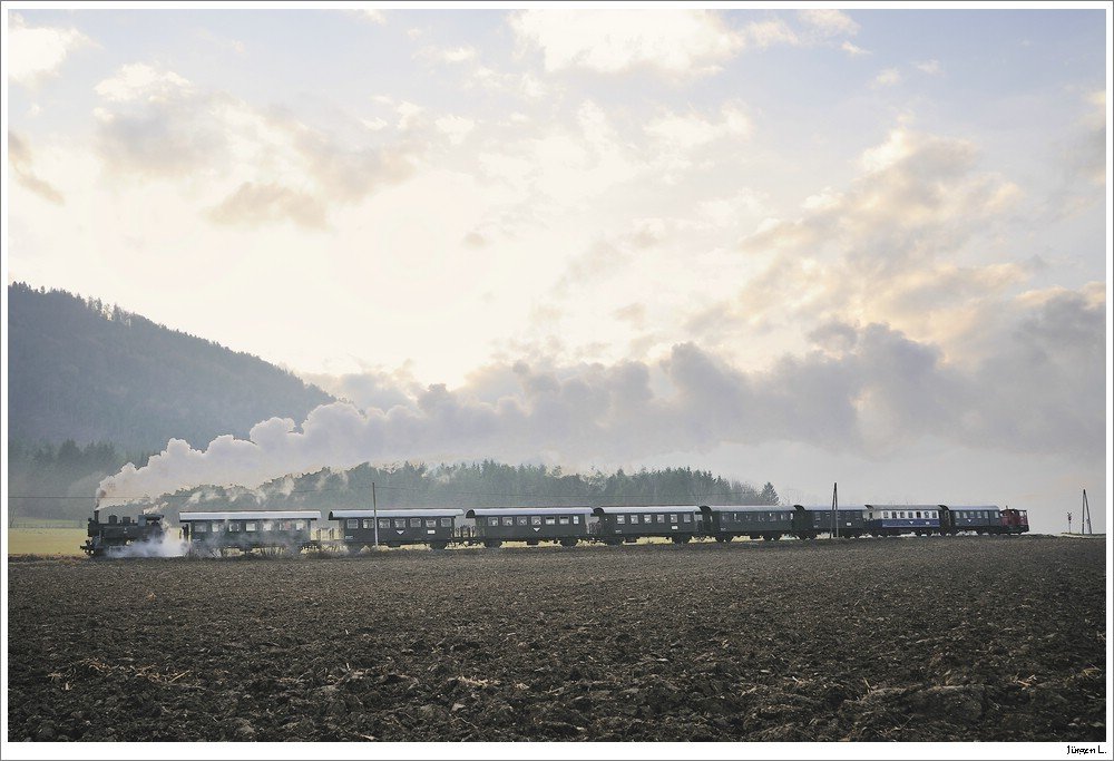 Dampflok 88.103 mit einem Krampuszug von Weizelsdorf nach Ferlach. Nhe Carnica, 28.11.2009.