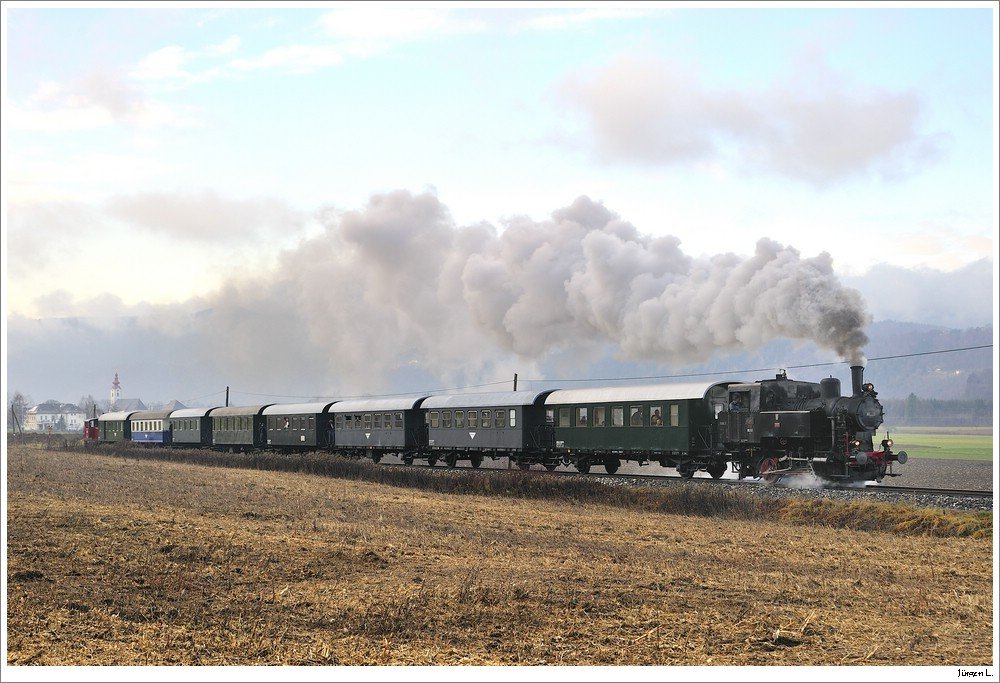 Dampflok 88.103 mit einem Krampuszug von Weizelsdorf nach Ferlach. Nhe Dornach, 28.11.2009.