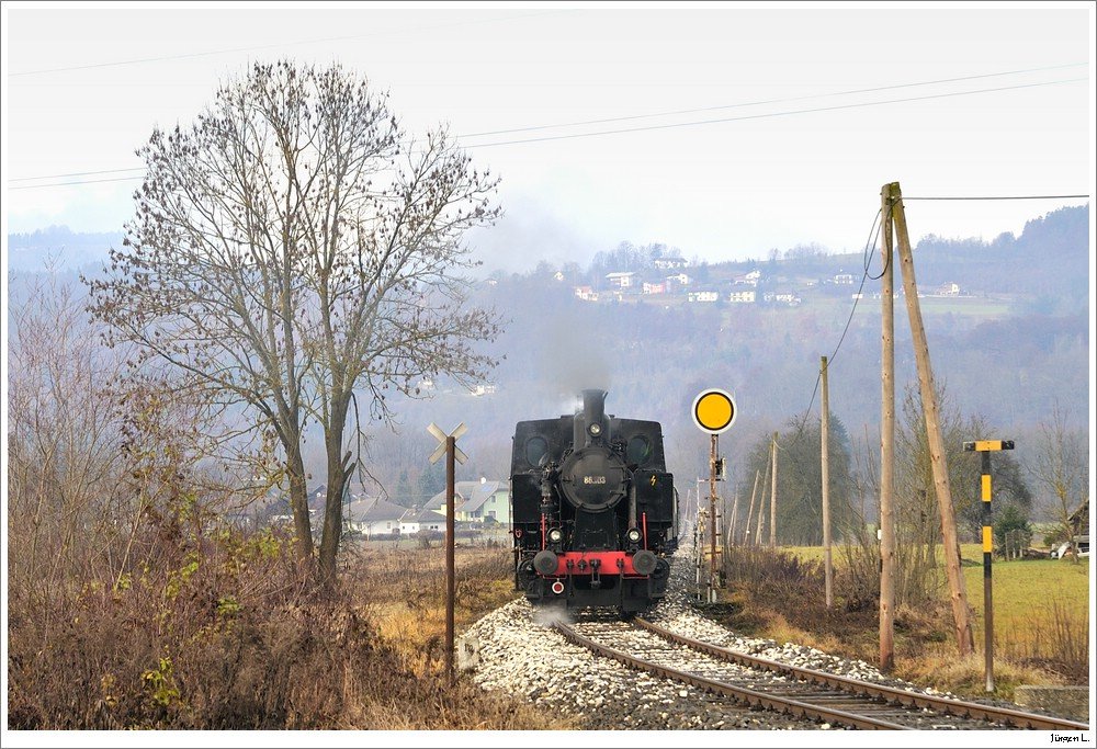 Dampflok 88.103 schiebt den Krampuszug von Ferlach nach Weizelsdorf. Nhe Laiplach, 28.11.2009.