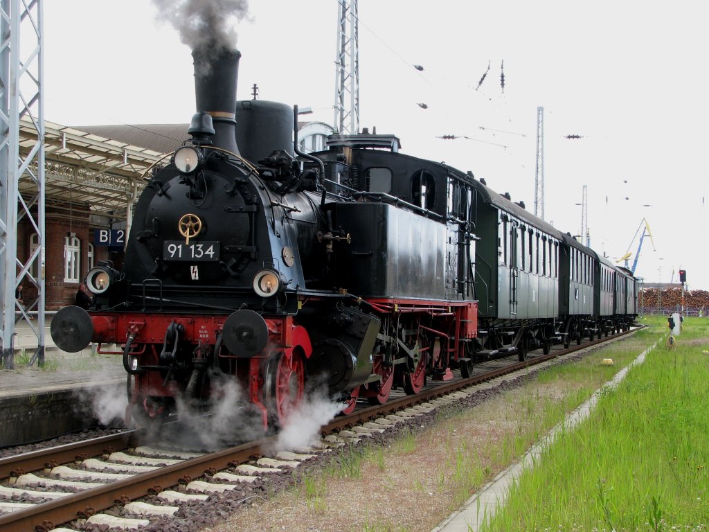 Dampflok 91134 macht sich bereit fr eine Sonderfahrt von Wismar nach Schwerin HBF am 13.06.2010