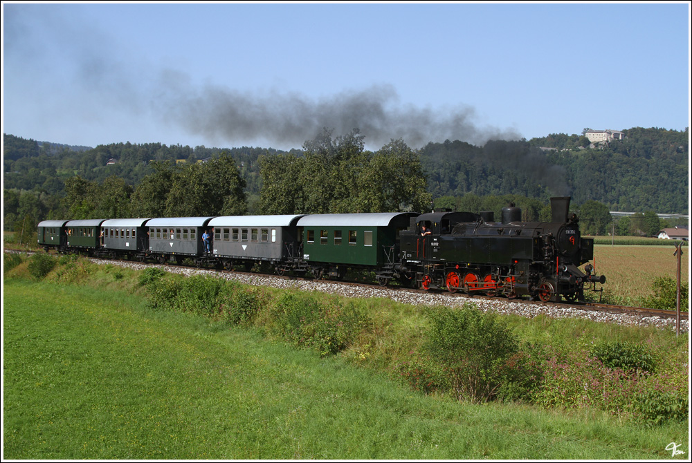 Dampflok 93.1332 bei der NbiK Veranstaltung  Nostalgie Total  auf der Fahrt von Weizelsdorf nach Ferlach. 
Kappel an der Drau mit Hollenburg im Hintergrund
21_8_2011