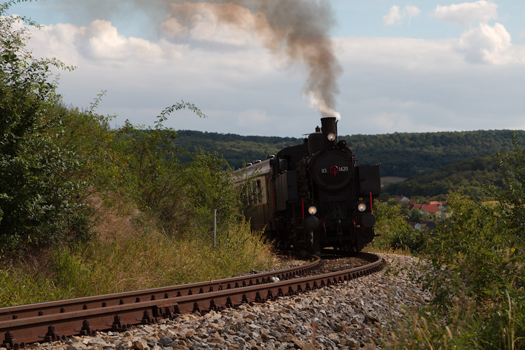 Dampflok 93.1420 um die Mittagszeit unterwegs nach Ernstbrunn. Das Bild zeigt sie in einem Gleisbogen am Mollmannsdorfer Berg. (16.09.2012)