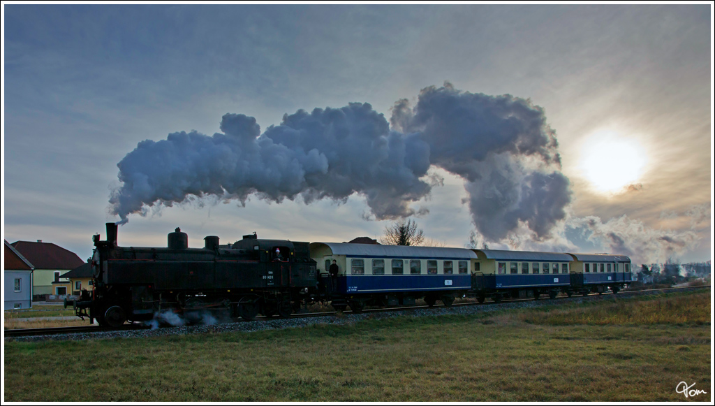 Dampflok 93.1420 vom Verein  Neue Landesbahn  fhrt mit dem Nikolauszug von Mistelbach nach Hohenau und wieder retour. 
Wilfersdorf 8.12.2012