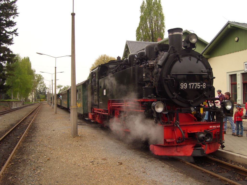 Dampflok 99 1775-8 der Lnitzgrundbahn , Leistung 650 PS , Spurweite 750 mm , verkehrt zwischen Radebeul/Ost - Moritzburg - Radeburg ; hier zu shen mit einem planmigen Personenzug im Bahnhof Moritzburg !
