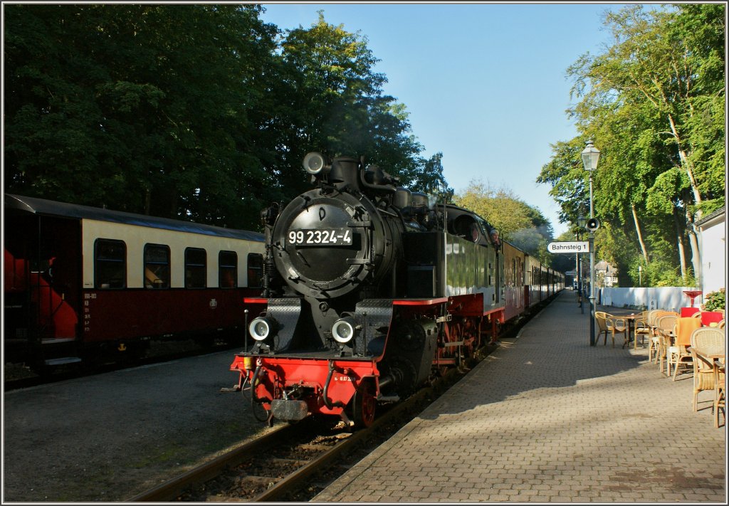 Dampflok 99 2324-4 kurz vor der Abfahrt in Heiligendamm.
(20.09.2012)
