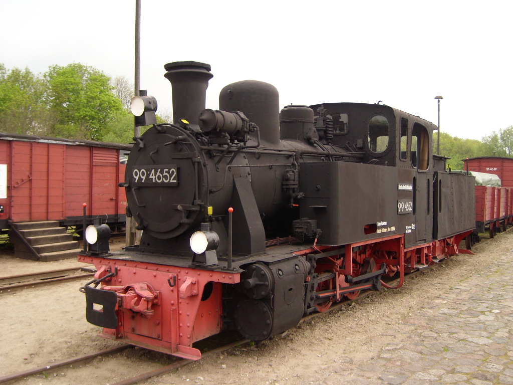 Dampflok 99 4652 ,verkehrte frher einmal auf dem Schmalspurnetz der Insel Rgen , heute nicht mehr im Fahrdienst , war bis Mitte 2011 auf dem Ausstellungsgelnde im Bahnhofsbereich Putbus zu sehen !