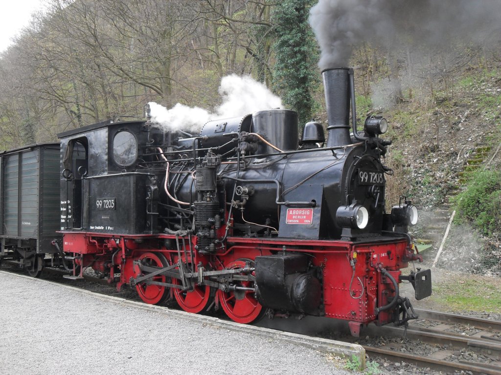 Dampflok 99 7203 steht im Bahnhof Brohl der Brohltalbahn.April 2010.