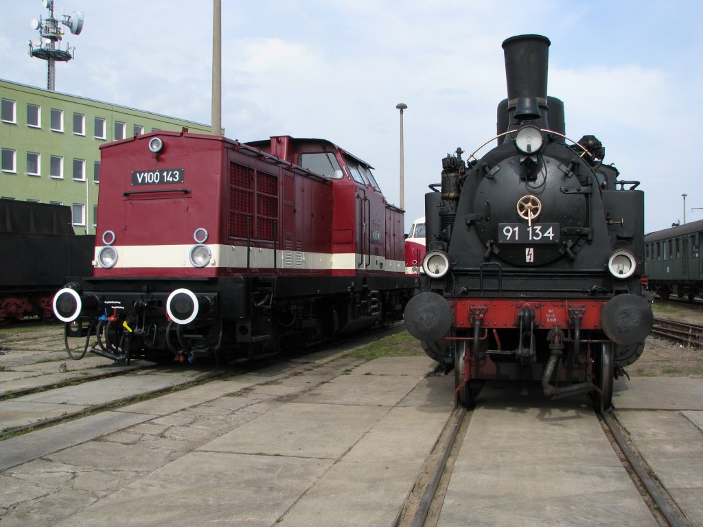 Dampflok BR 91134 und eine Diesellok der BR V100 143 im ehemaligen Bahnbetriebswerk von Schwerin am 24.09.2010 bei einer Ausstellung