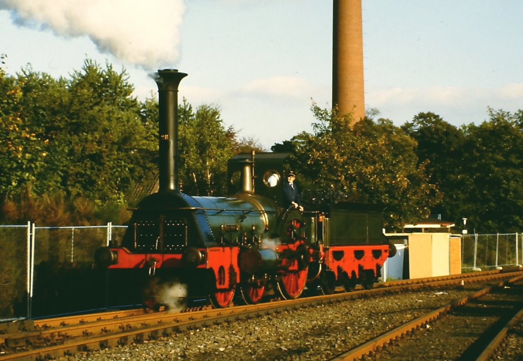 Dampflok  Die Pfalz , Gattung Crampton, im Original von Maffei 1853 gebaut. Hier ein Nachbau von 1925 unter Dampf auf der Fahrzeugausstellung  150 Jahre deutsche Eisenbahn  vom 3. bis 13. Oktober 1985 in Bochum-Dahlhausen.