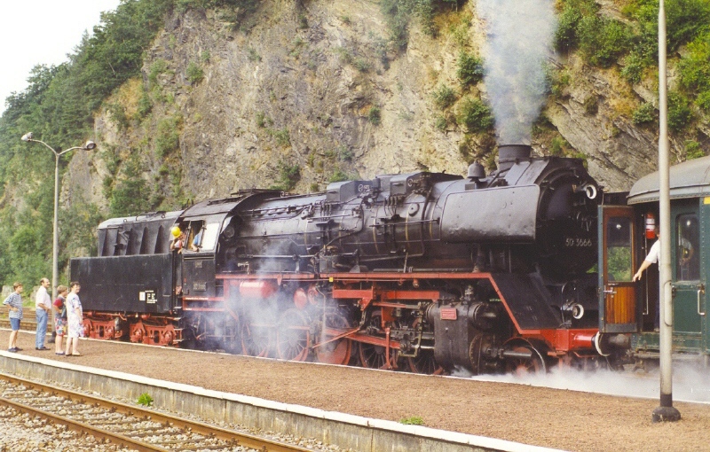 Dampflok der ehemaligen DR bei einer Fahrt der Vennbahn (hier im Bf Trois-Ponts), Foto aus dem Jahr 1995. Diese Lok wurde in La Louvire (B) gebaut.