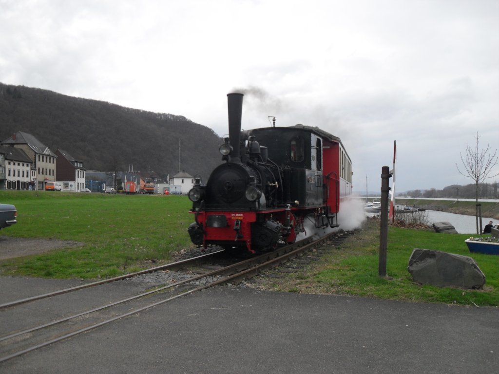 Dampflok Franzburg des DEV fhrt ber die Hafenstrecke der Brohltalbahn.3.4.10.