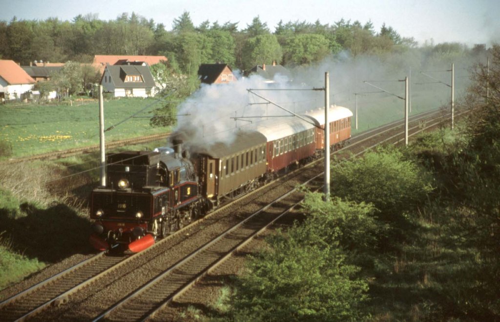 Dampflok FSF (Freunde des Schienenverkehrs Flensburg) ex SJ S 1 1916 am 12.05.2001 bei Altholzkrug (bei Flensburg) auf dem Weg nach Neumnster.