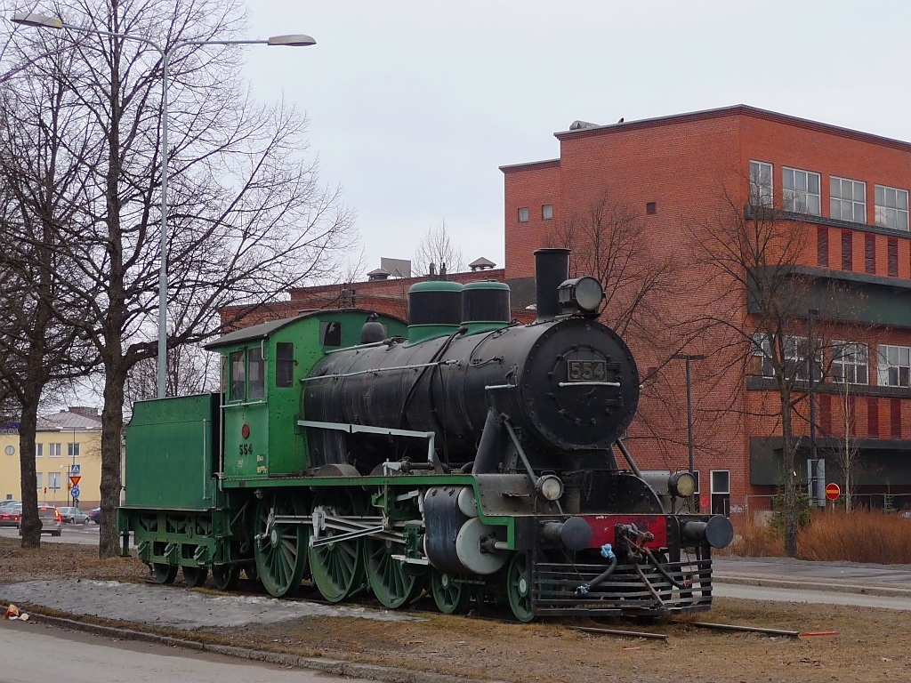 Dampflok Hv1 #554 der VR als Lok-Denkmal in der Nhe des Bahnhofs von Riihimki, 12.4.13 (Graffiti entfernt)