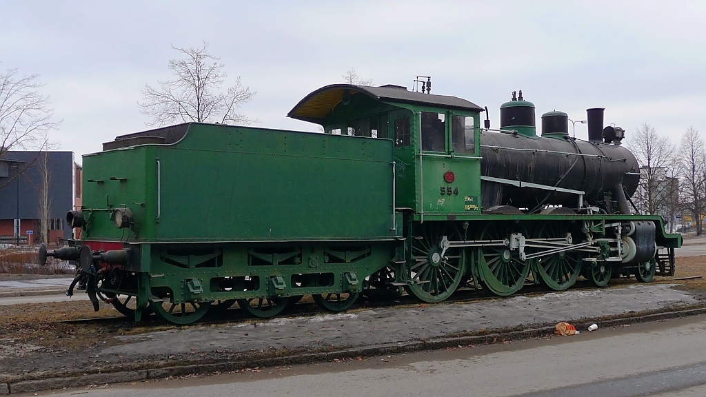 Dampflok Hv1 #554 der VR als Lok-Denkmal in der Nhe des Bahnhofs von Riihimki, 12.4.13 (Graffiti entfernt)