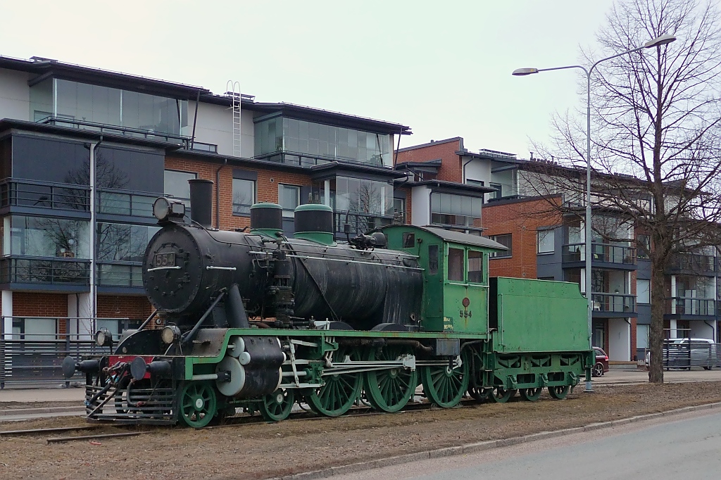 Dampflok Hv1 #554 der VR als Lok-Denkmal in der Nhe des Bahnhofs von Riihimki, 12.4.13
Wo auf lteren Bildern noch ein traditionelles Holzhaus zu sehen war, steht inzwischen ein moderner Betonblock.