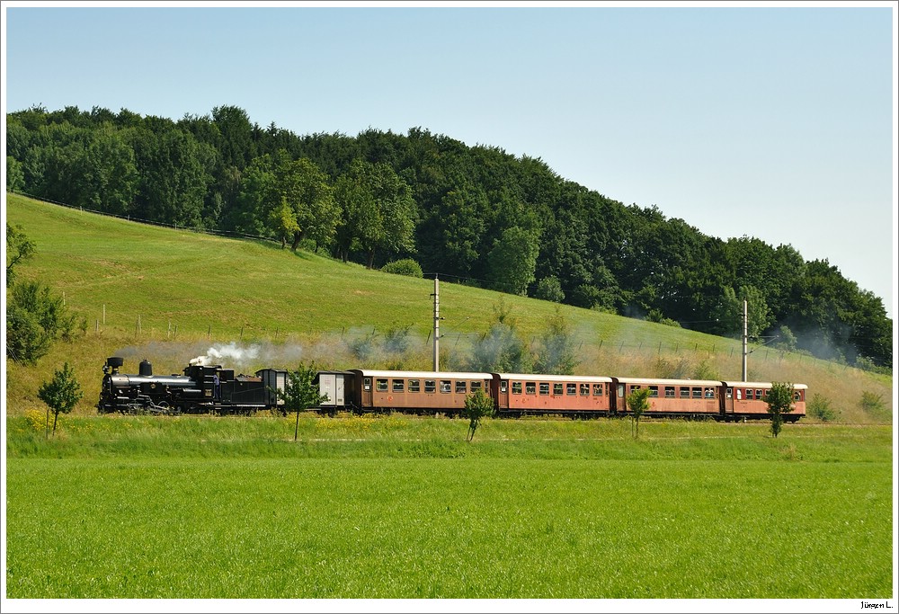 Dampflok Mh.6 mit dem Panoramic 760 alias R19259 nach Mariazell. Hier vor Mainburg, 4.7.2010.